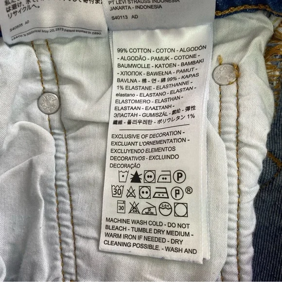 Levi 501 Cut Off Shorts - Picture 4 of 8